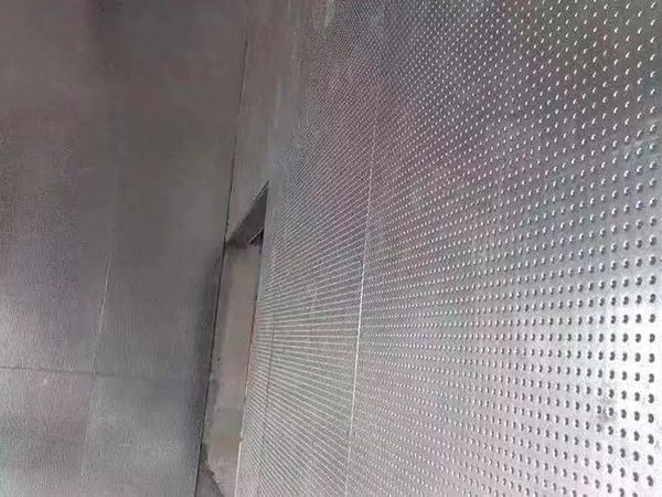 如何確保防爆墻施工中的墻體平整度？